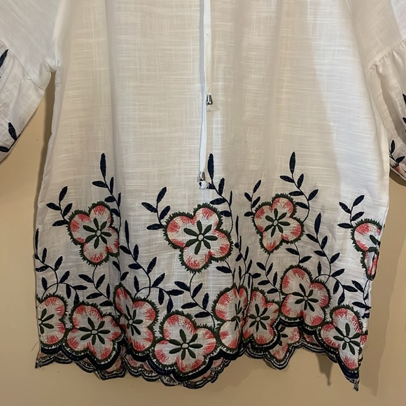 Kindred White Embroidered Floral Top Size Large Petite - Picture 9 of 16